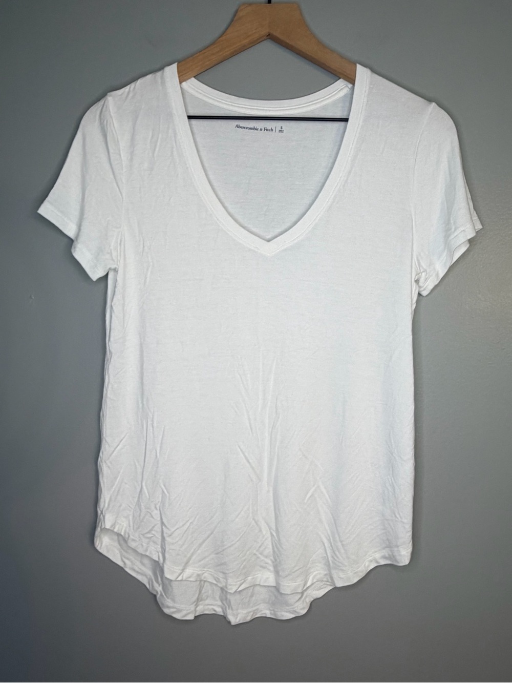 Abercrombie & Fitch Women’s White Round Hem V Neck Tee, Size Small